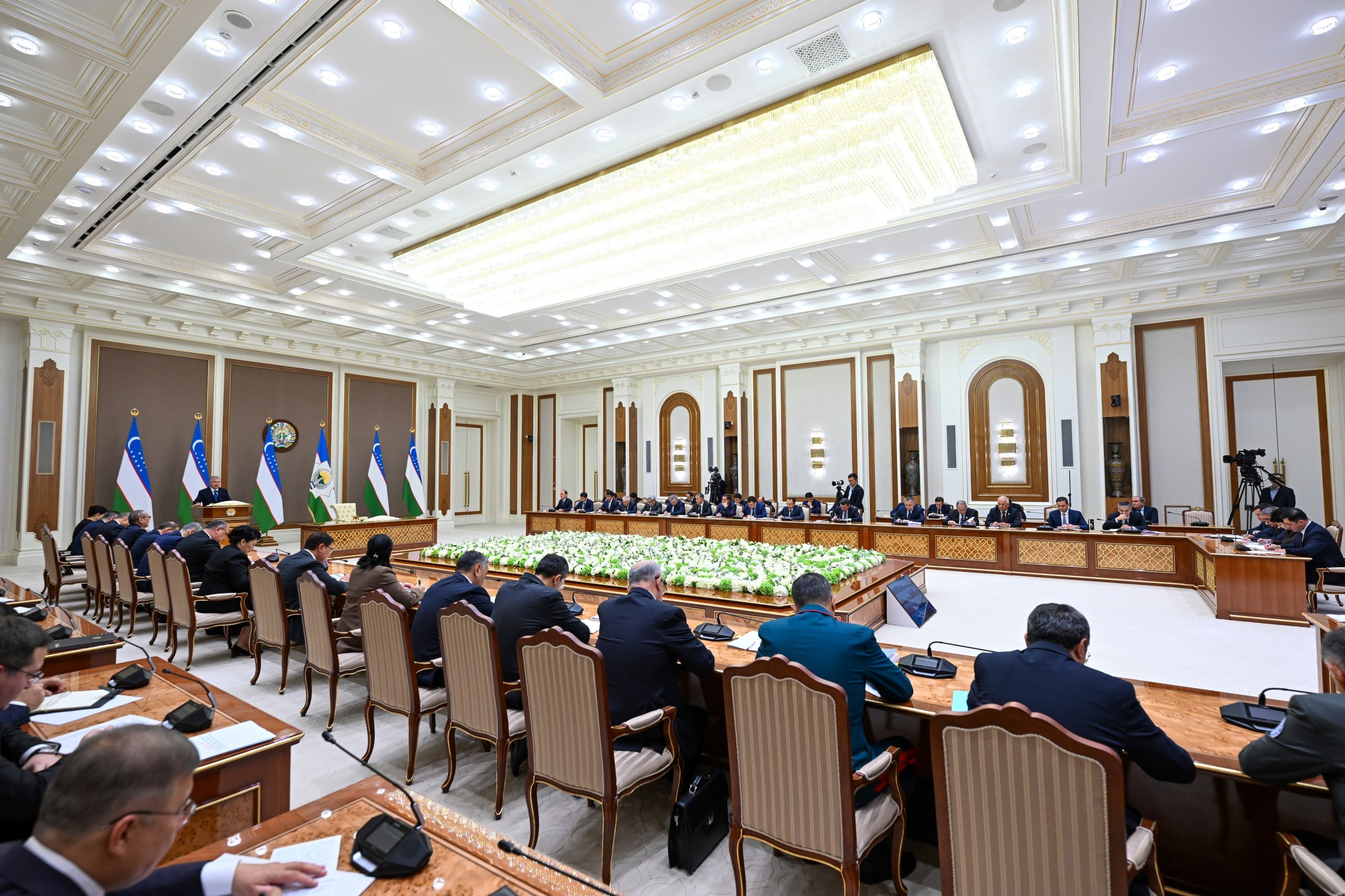 Davlatimiz rahbari ayrim hudud rahbarlari qo‘lidagi tayyor resurslardan samarali foydalanib, odamlarni ishli qilishga bilimi yoki toqati yetmayotganini tanqid qildi.