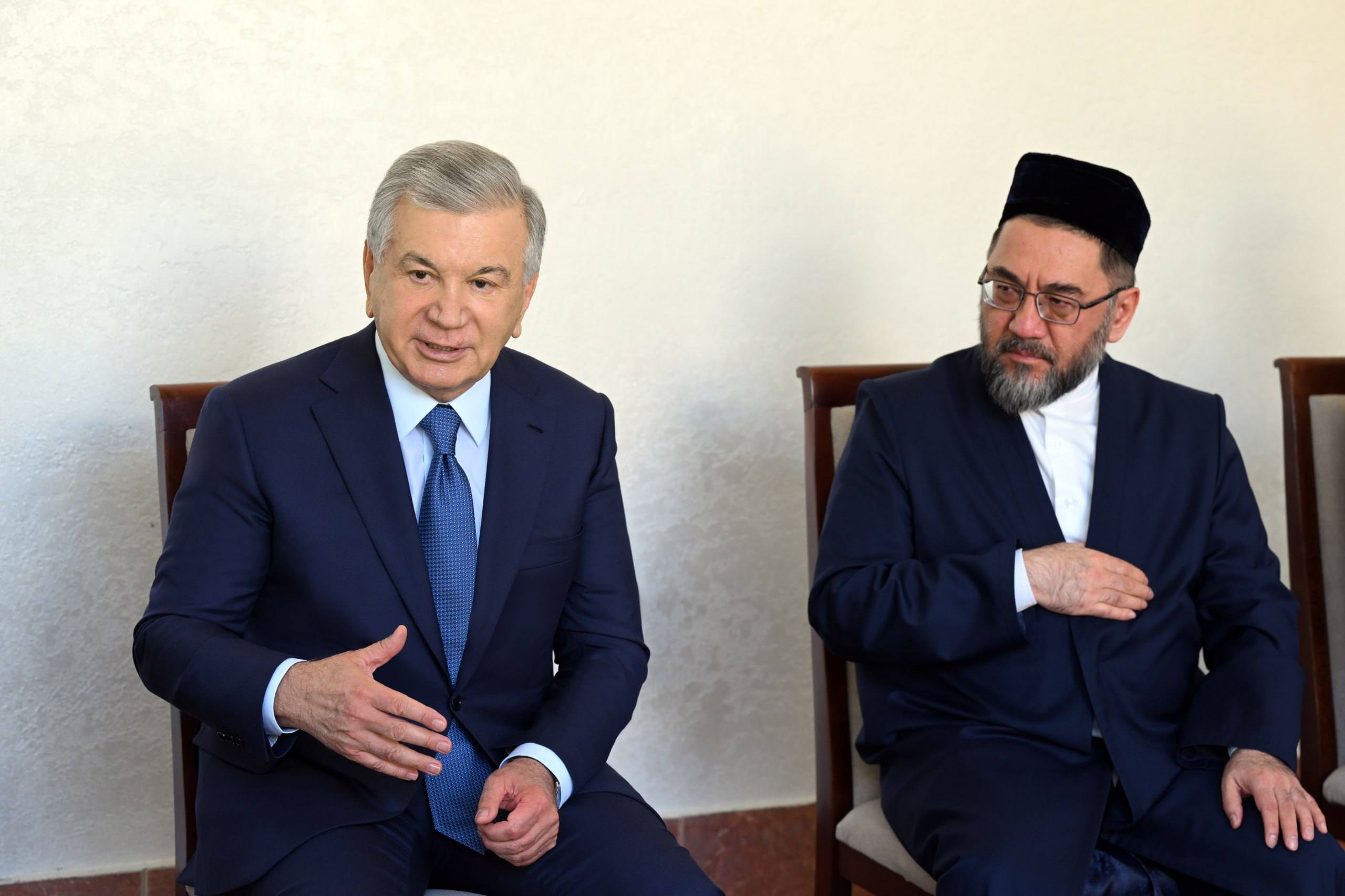 Prezident Shavkat Mirziyoyev Qoraqalpogʻiston Respublikasiga keldi. Safarni boshlashdan avval mamlakatimiz yetakchisi marhum davlat va jamoat arbobi Kallibek Kamalovning xonadoniga tashrif buyurdi.