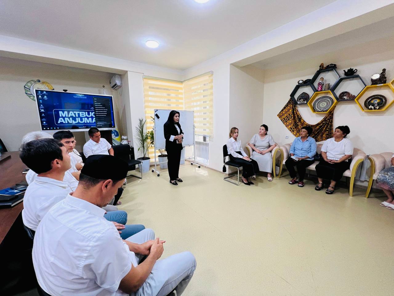 Markazning Jizzax viloyati tuman, shahar bo‘limlari rahbar va xodimlari uchun “Shaxsiy va jamoaviy mas’uliyatni oshirish” mavzusida amaliy psixologik trening bo’lib o’tmoqda.